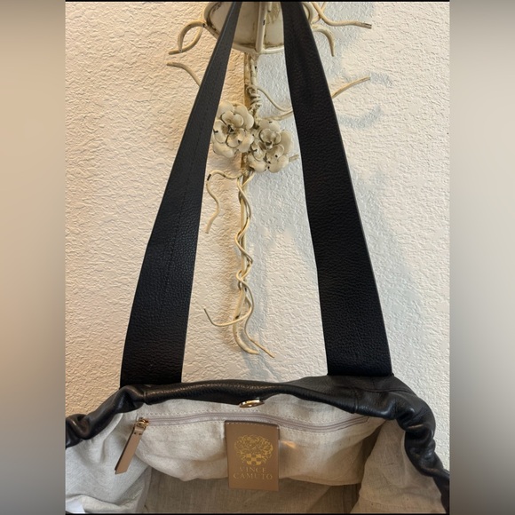 Timeless Elegance: The Vince Camuto Black Tote That Completes Any Look - Picture 4 of 4